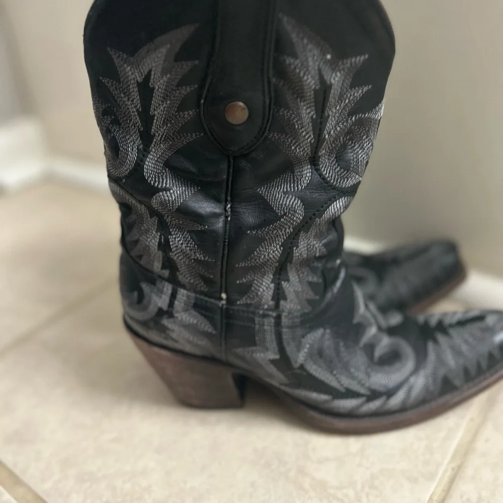 Black Western-Style Women's Boots - Picture 5 of 8